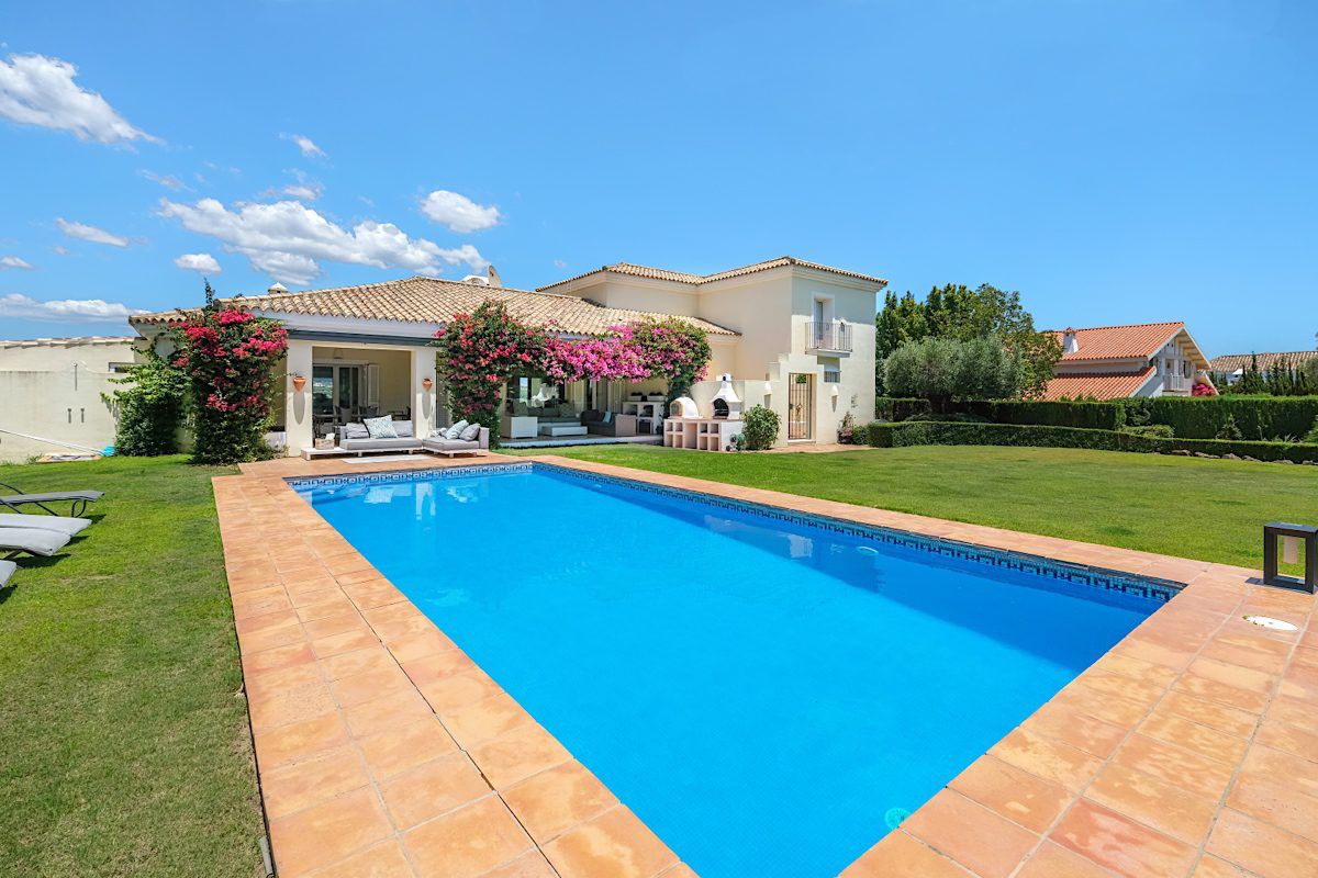 Elegant 4-Bedroom Villa with Pool, Gym & Garden
