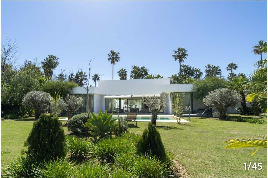 Luxury 4-Bedroom Villa with Expansive Garden - Sotogrande Costa